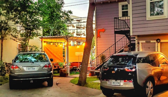 UT Downtown Eco Private Carriage Pecan Tree House Free Wifi Wired Internet