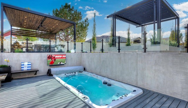 Utah Luxury Getaway ~ Swim Spa, Saunas, Fire Lounge & Gym nNear Skiing & Airport