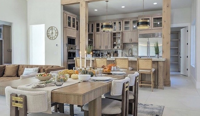 Utah Ski house, IKON pass , Snowbasin, Powder mtn, Hot Tub, sleeps up to 21