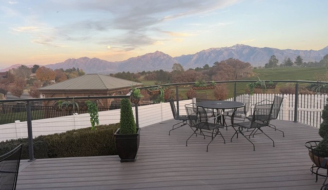 Utah Vista Chalet: Amazing View Deck, Dual Kitchens & Hot Tub, Games Sleeps 15