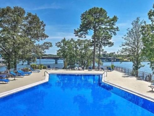 Utopia on Lake Hamilton