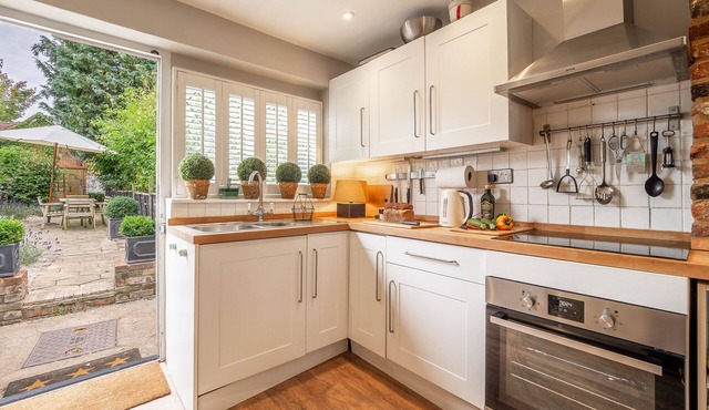 Utterly divine romantic retreat in brilliant village - Tudor Cottage