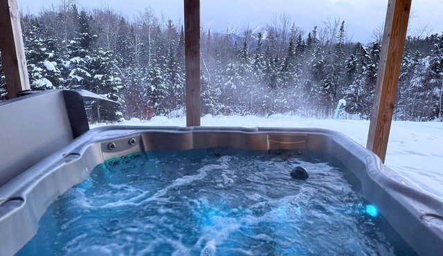 UV Log home w/stunning views, hot tub! Minutes to attractions. Fireplace, Pool Table, AC, dogs ok!