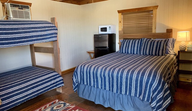 Uvalde cabin. Comfortable quiet cabin 8 miles outside Carrizo Springs