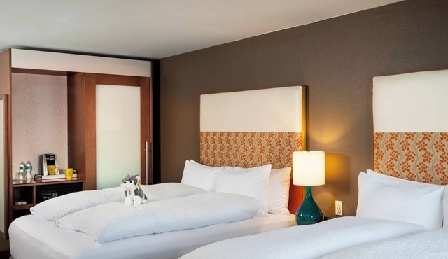 UW Campus Close, Two Queen w/Tub, Staypineapple, Cycle the City