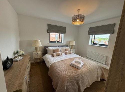 Uxbridge-Modern 2 bed Apt with Lift & Parking