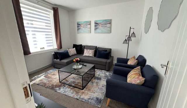 Uxbridge UB8 - Spacious Sanctuary in Uxbridge w/Wi-Fi & Parking