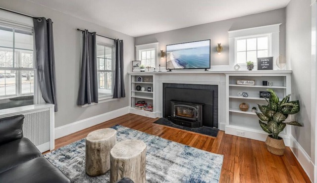 UXURY 3 BD HOME | SLEEPS 8 | LARGE BACKYARD