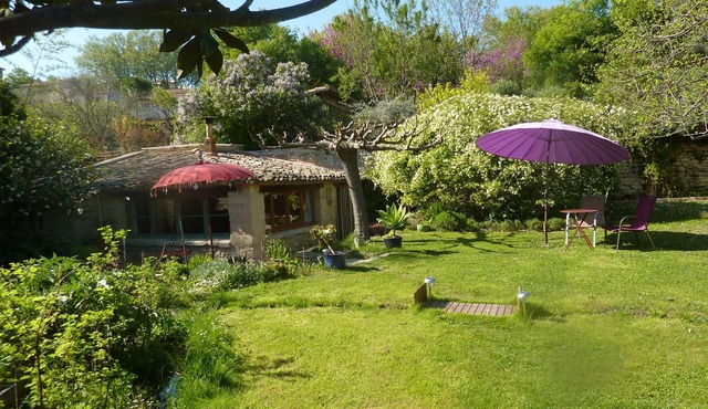 Uzes 600m from downtown, small house, wooded grounds with swimming pool, very quiet
