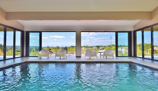 Uzès Center: Superb property of 275 m² with heated pool and garden