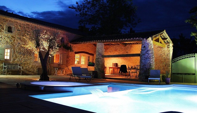 Uzès: house full of character with heated pool and spa for 6-8 people