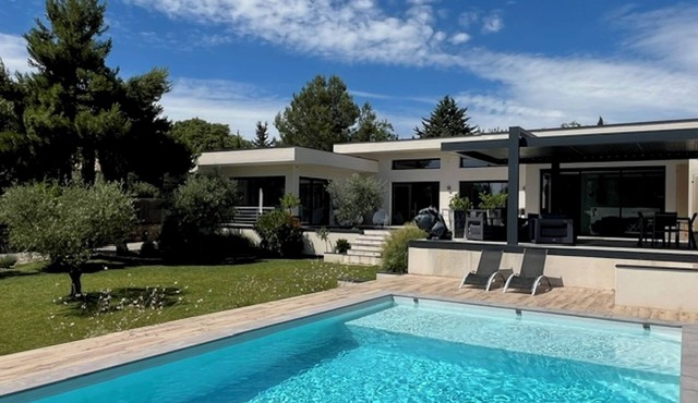 Uzès, in a quiet, sought-after area, contemporary villa with swimming pool