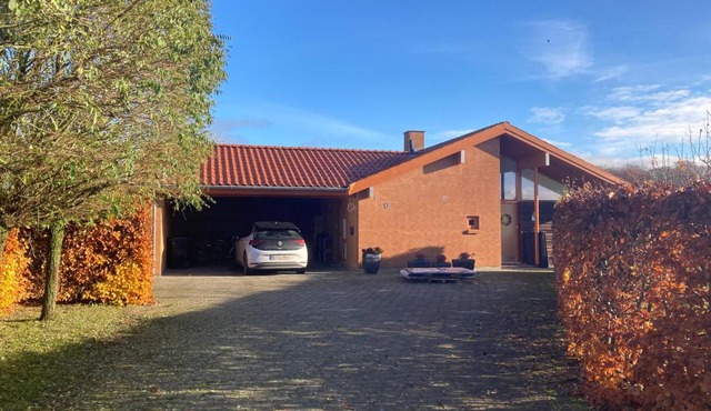 Værelse, bad og toilet i villa