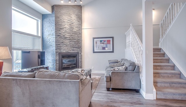 V.COZY, AC HOME, QUIET, MINS TO DT & A/PT, SHOPS, 6 BEDS, 4 BATHS, SLEEPS 10