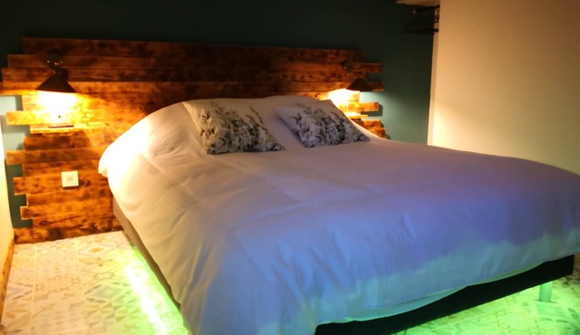 “V et Spa Jungle” Guest Room with Private Spa, Terrace, Wi-Fi & Air Conditioning