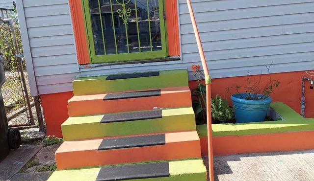 V&J Guest House . Located in Historic Treme. Close to all amenities of the cit