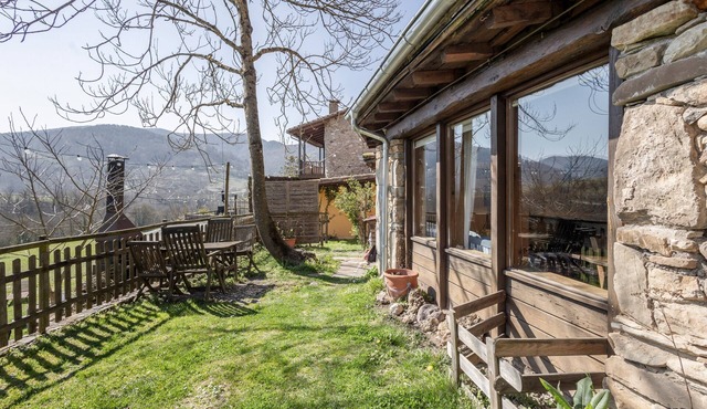 Vacation Home "La Cabana, El Reixac Casa Rural" with Mountain View, Shared Pool & Wi-Fi