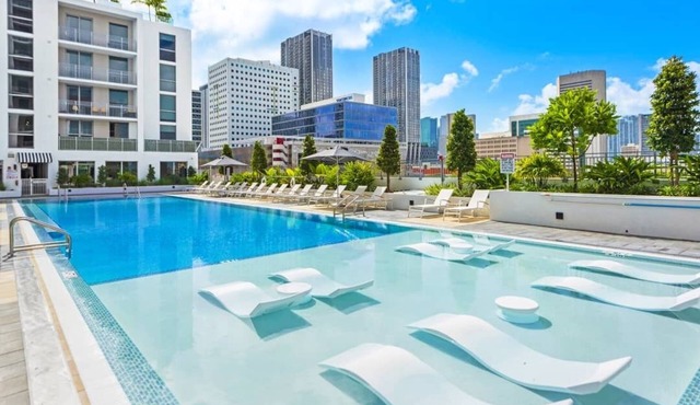 Vaca Rentalz Miami 1BR/1BA Rooftop Pool