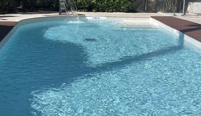 Vacances en Provence : Appartement en Bord de mer Avec Piscine et Terrasse