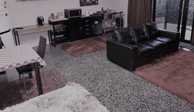 VACANT NOW. Budget Studio room with all you need. Near shops and Uni.