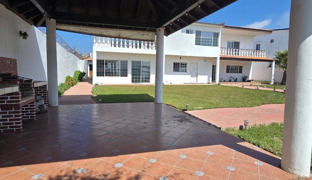 VACARDI Beach front Roomy 5 Bd, 5 Ba, 1 studio 2 Story House large yard jacuzzi