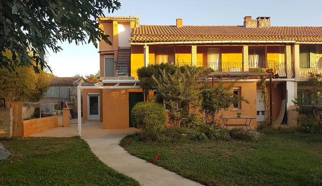 Vacation home 20 minutes from Avignon to the east and 20 minutes from the Pont du Gard to the west