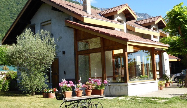 Vacation home rental in the mountains. Dogs welcome.