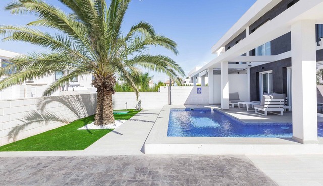 Vacation Home "Casa Bos Dolphin Pool Jacuzzi 6P" with Wi-Fi, A/C, Balcony, Terrace & Garden