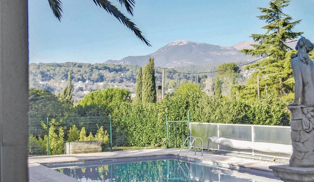Vacation apartment with swimming pool, just 5 km from the beaches of the Côte d'Azur.