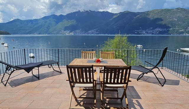 Vacation apartment with large panoramic terrace and direct lake access