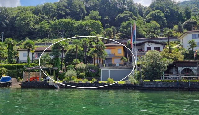 Vacation apartment with private sunbathing lawn right on the water with lake access