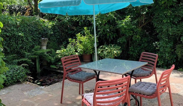 Vacation apartment, 60m2, natural stone terrace near Dole, ground-level access possible.