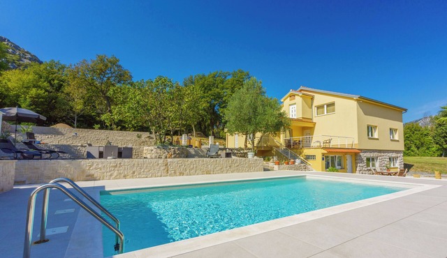 Vacation apartment for 4 people with swimming pool and quiet location