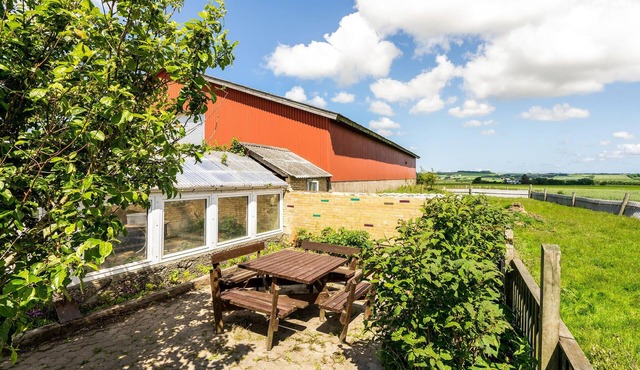 Vacation apartment on a disused estate with a small animal farm and in a quiet environment.