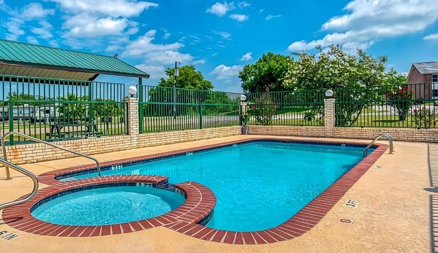 Vacation At its Finest! Outdoor Pool, Close to Yoakum Bulldog Stadium!