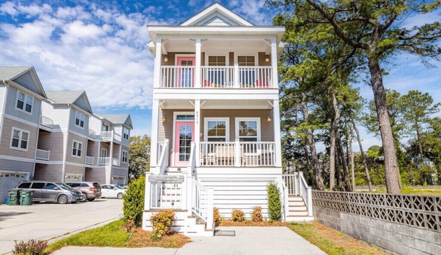 Vacation Beach House! Comfy beds, Wi-Fi, Cable, Fire Pit, Grill, and Balcony!