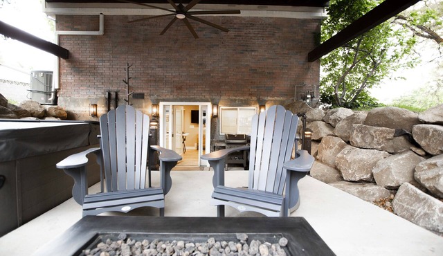 Vacation Bliss! Skier's Dream! Covered Hot Tub/Spa, Fire Pit, Mountain Views.