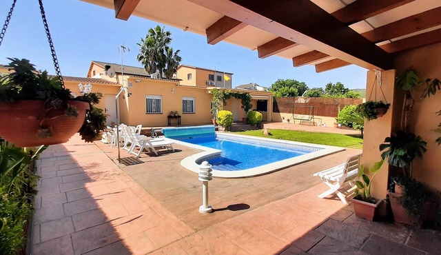 VACATION CHALET with private pool and barbecue.