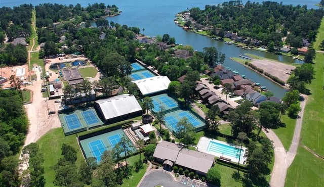 Vacation condo next to the marina and two parks.nEnglish and Mandarin speaking