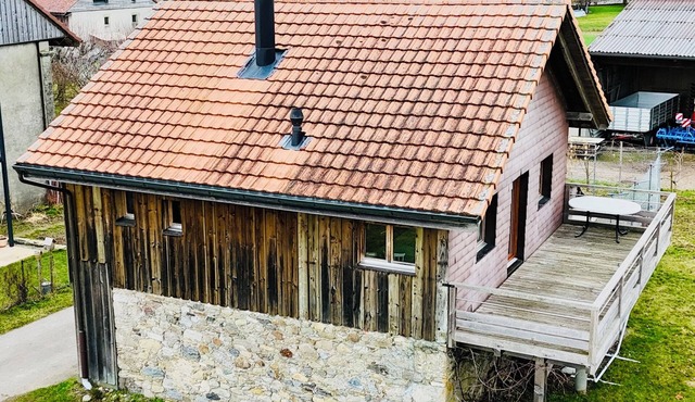 Vacation cottage in a quiet country setting. Meet alpacas.