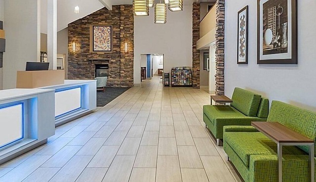 Vacation Day Is Always A Great Idea! 2 Classy Units, Onsite, Free Parking
