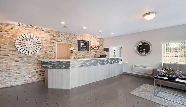 Vacation Day Is Always A Great Idea! 3 Great Units to Enjoy. Free Parking Awaits