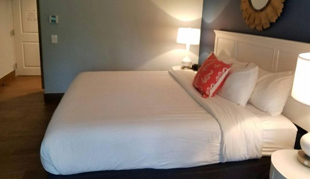 Vacation Day Is Always A Great Idea! Onsite Pool, Tennis Courts, Free Parking