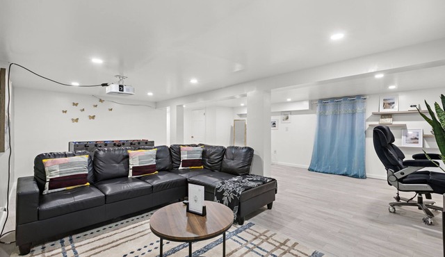 Vacation Duplex Home Near NYC and Airport– with Movie Theater and Gym