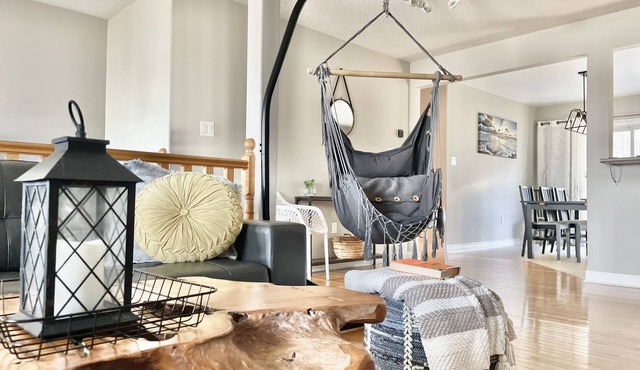 Vacation Escape ~Sauna~Fireplace ~BBQ~ Outdoor Fire-pit ~Ping pong