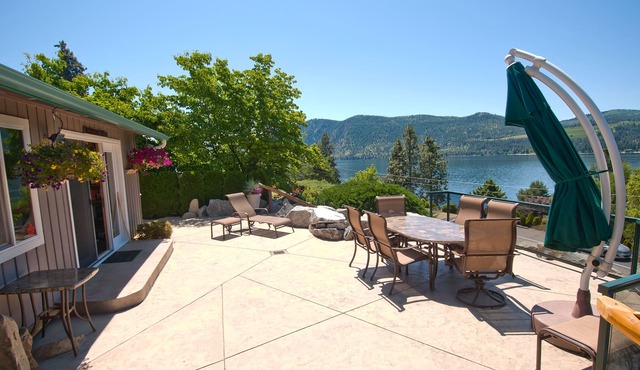 Vacation Family Home. 180 view of Beautiful Lake Chelan. Private backyard.
