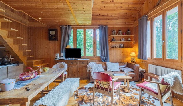 Vacation Home "Quiet and Authentic Mountain Chalet" with Mountain View, Private Terrace & Wi-Fi