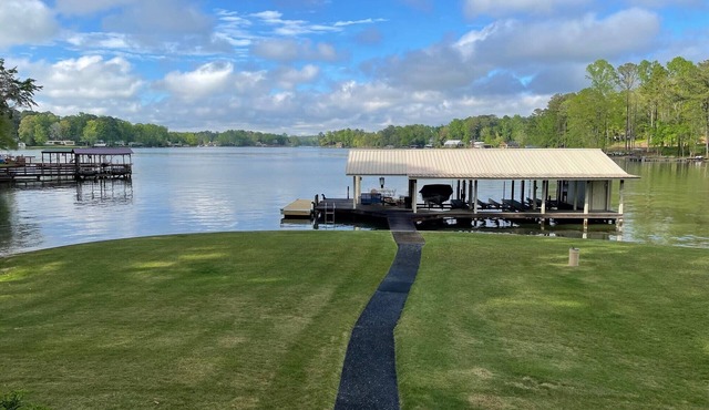 Vacation Getaway on Lake Martin only 35 minutes from Auburn