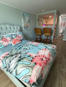 Vacation hideaway cozy studio across the beach E