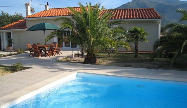 Vacation home with private pool at the foot of the Pyrenees and close to the beach